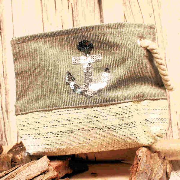 Silberne Kosmetiktasche mit Pailletten-Stickerei, grauem Baumwollstoff und robuster Segelseil-Kordel als Griff.