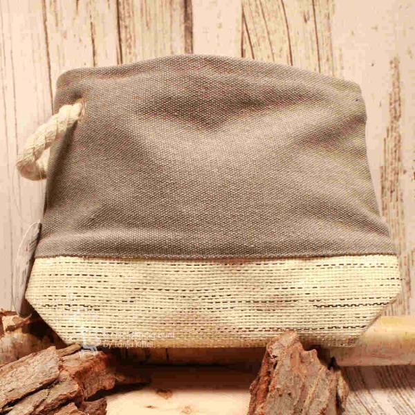 Stabiler Reißverschluss der hellgrauen Utensilientasche aus stoff