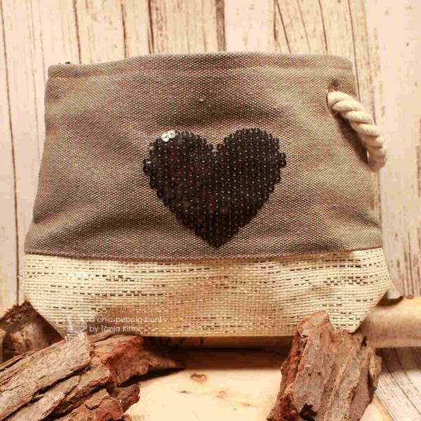 Graue Kosmetiktasche aus Baumwolle mit aufgesticktem silbernem Pailletten-Herz und maritimem Segelseil-Griff.