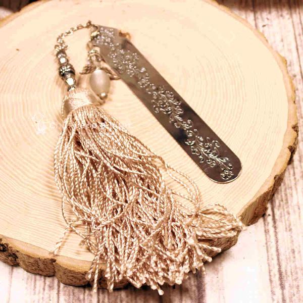 Lesezeichen Metall mit beiger Quaste und grauem Engel aus Polarisperlen