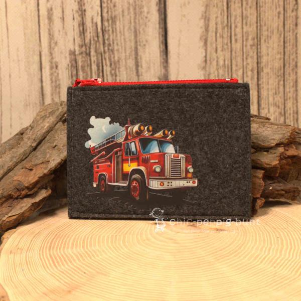 Mäppchen Filz mit Feuerwehrauto Motiv dunkelgrau Mäppchen Filz mit Feuerwehrauto Motiv dunkelgrau
