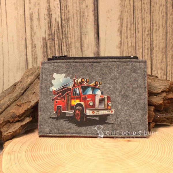 Mäppchen Filz mit Feuerwehrauto Motiv hellgrau Mäppchen Filz mit Feuerwehrauto Motiv hellgrau