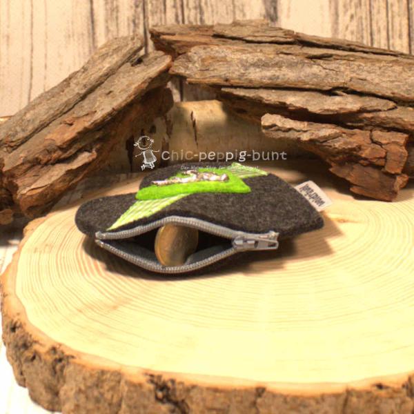 Das kompakte Mäppchen (11,5 cm) offen mit Blick auf das 1 Fach und den Reißverschluss. Das kompakte Mäppchen (11,5 cm) offen mit Blick auf das 1 Fach und den Reißverschluss.