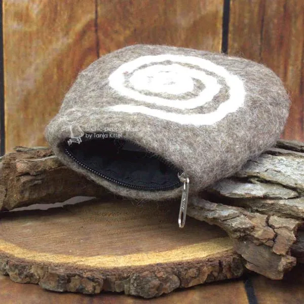 Mäppchen mit Motive Spirale in weiss auf beige farbigen Filz
