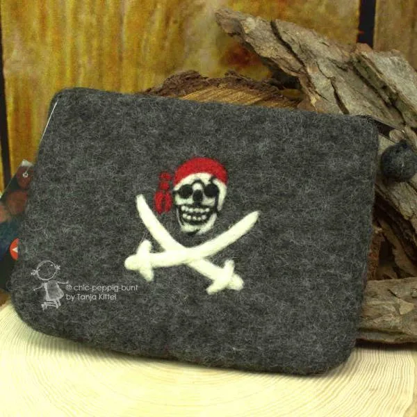 Mäppchen filz totenkopf mit 2 Säbel
