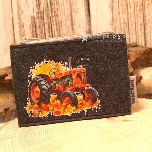 Mäppchen Filz mit Traktor rot Motiv dunkelgrau Mäppchen Filz mit Traktor rot Motiv dunkelgrau
