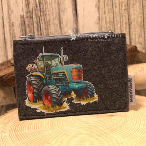 Mäppchen Filz mit Traktor grün Motiv dunkelgrau Mäppchen Filz mit Traktor grün Motiv dunkelgrau