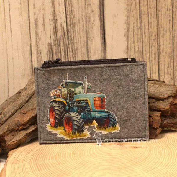Mäppchen Filz mit Traktor grün Motiv hellgrau