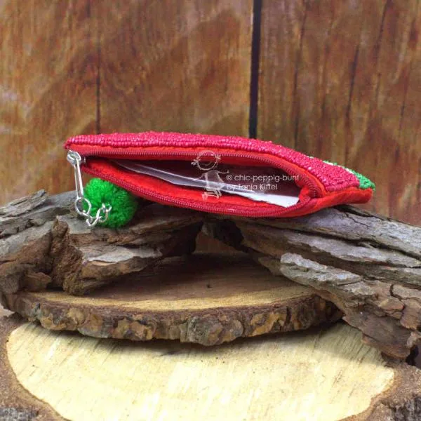rotes Mäppchen mit glitzer Perlen bestickt