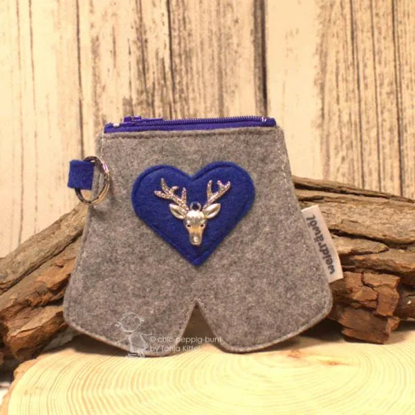Mäppchen in Trachtenhose-Optik aus grauem Filz mit blauem Stickmotiv