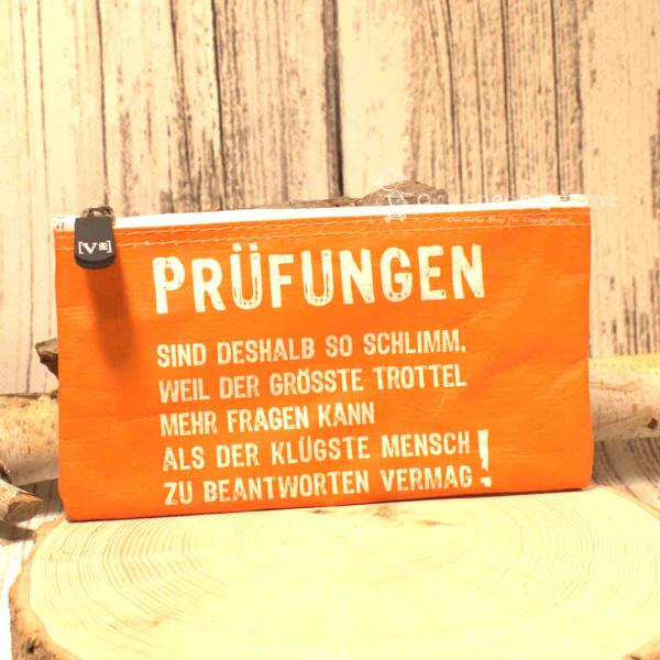 Unisex Faulenzer Etui in Orange mit witzigem Spruch. Robustes, wasserabweisendes Polyester. Unisex Faulenzer Etui in Orange mit witzigem Spruch. Robustes, wasserabweisendes Polyester.