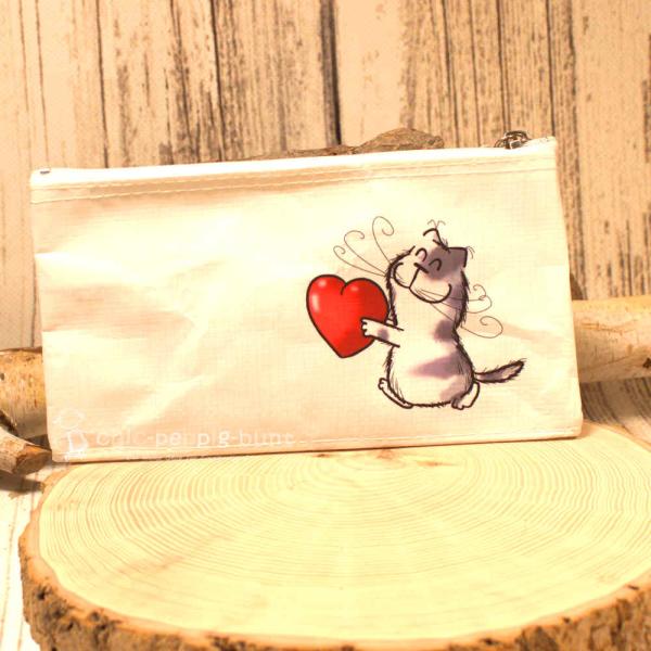 Unisex Faulenzer Etui in Weiß mit Katze und Herz-Spruch. Robustes Polyester. Unisex Faulenzer Etui in Weiß mit Katze und Herz-Spruch. Robustes Polyester.