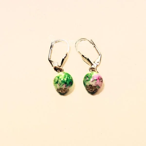 Handgefertigte Ohrringe von chic-peppig-bunt mit einer elegant marmorierten Perle und versilberter Klappbrisur.
