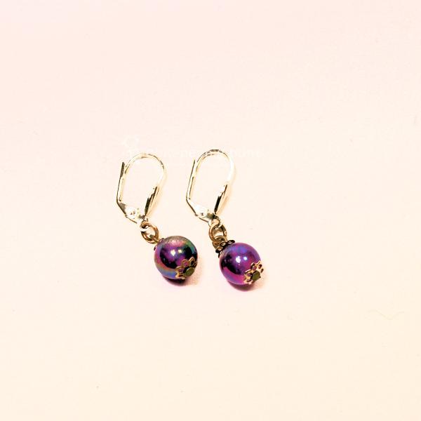 Handgefertigte Ohrringe von chic-peppig-bunt mit einer lila-blau marmorierten Perle und versilberter Klappbrisur.