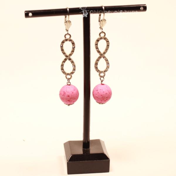 Unendlichkeits-Ohrhänger mit rosa Korkperle & Strass