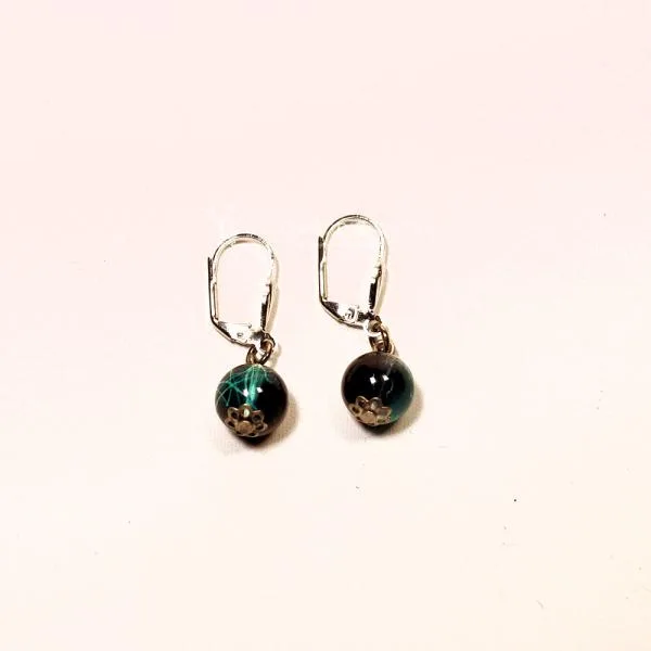 Handgefertigte Ohrringe von chic-peppig-bunt mit einer schwarz-blau marmorierten Perle und versilberter Klappbrisur.