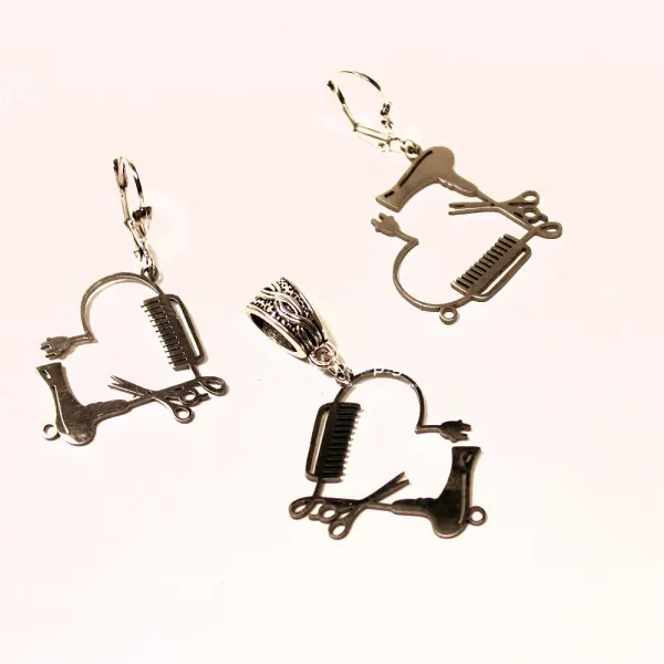 Versilbertes Friseur Schmuck-Set bestehend aus Ohrringen und einem Kettenanhänger mit Schluppe im Fön-Kamm-Schere-Design.