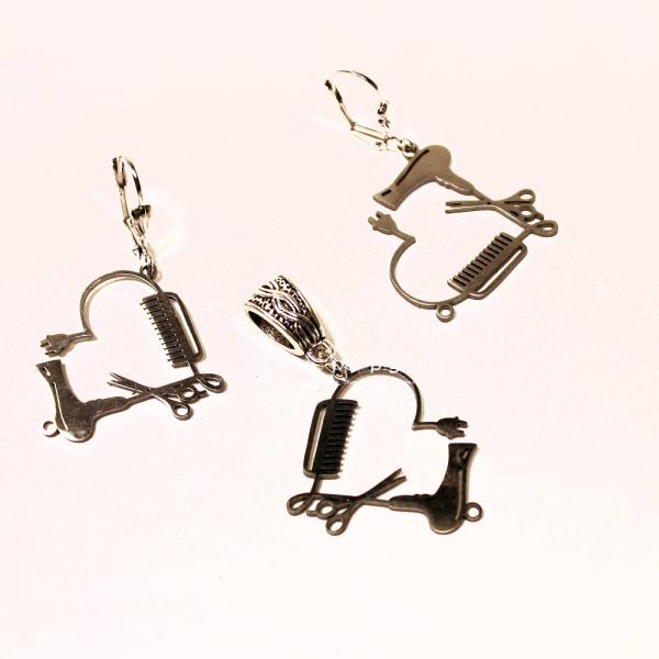 Versilbertes Friseur Schmuck-Set bestehend aus Ohrringen und einem Kettenanhänger mit Schluppe im Fön-Kamm-Schere-Design.
