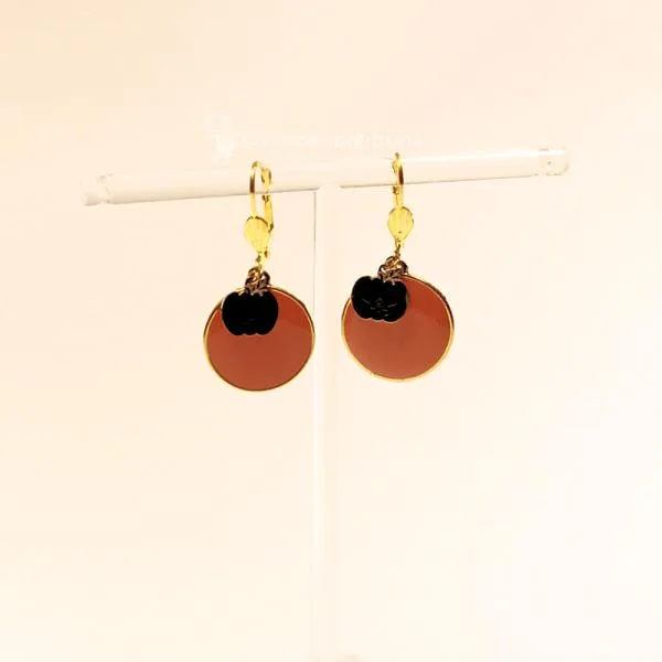 Handgefertigter Modeschmuck mit Hasenmotiv aus versilbertem Metall.