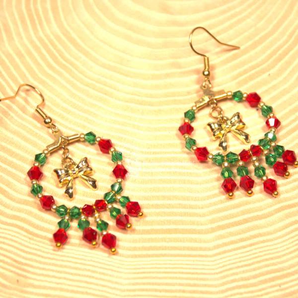 Ohrringe Weihnachten Kranz aus Perlen aufgefädelt mit Schleife, vergoldeter Modeschmuck, handmade chic-peppig-bunt