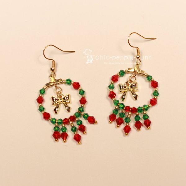 Ohrringe Weihnachten Kranz aus Perlen aufgefädelt mit Schleife, vergoldeter Modeschmuck, handmade chic-peppig-bunt