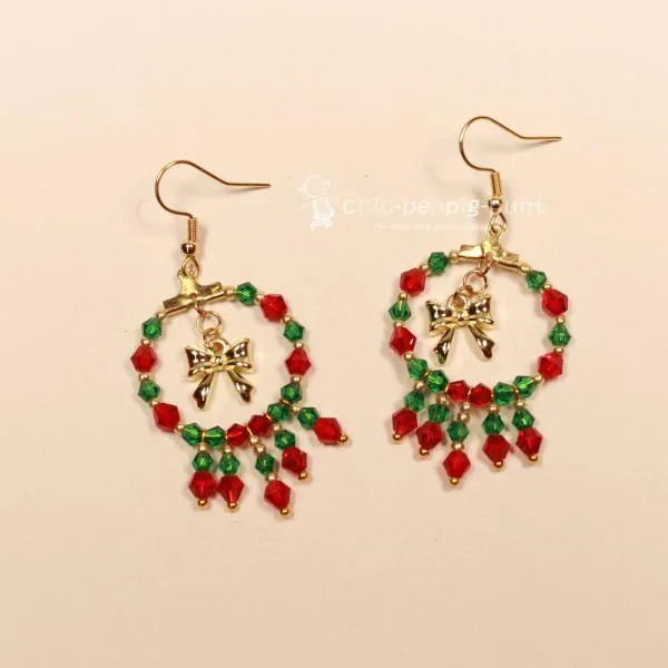 Ohrringe Weihnachten Kranz aus Perlen aufgefädelt mit Schleife, vergoldeter Modeschmuck, handmade chic-peppig-bunt