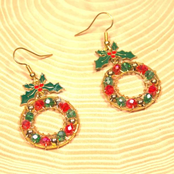 Ohrringe Weihnachten Kranz aus Perlen aufgefädelt, vergoldet, vergoldeter Modeschmuck, handmade chic-peppig-bunt