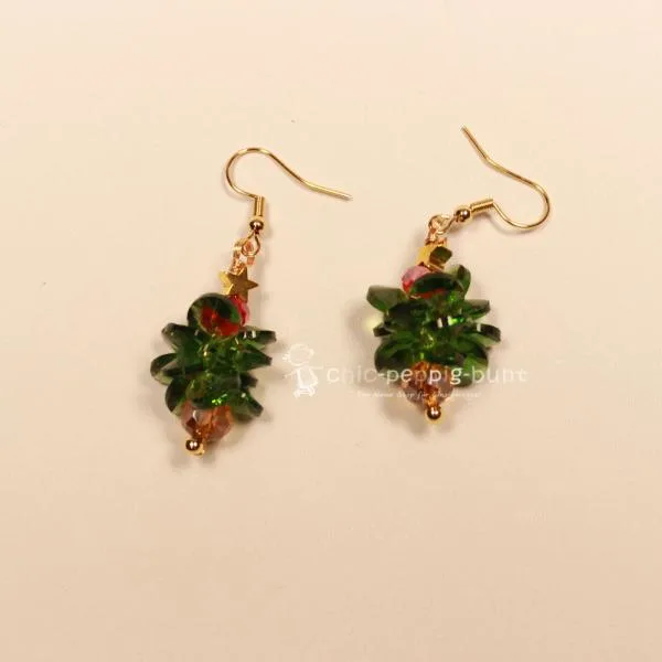 Ohrringe Weihnachten Tannenzapfen grüne Perlen vergoldet, Modeschmuck mit Fischhaken, handmade chic-peppig-bunt