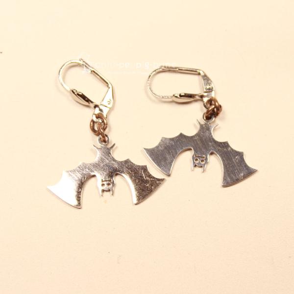 Handgefertigte Fledermaus-Ohrringe aus Edelstahl mit versilberter Klappbrisur für Halloween und Fasching.