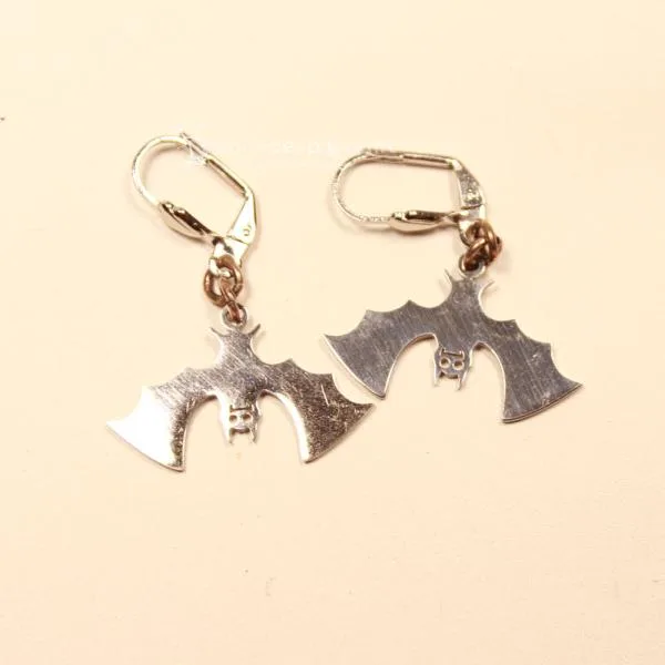 Handgefertigte Fledermaus-Ohrringe aus Edelstahl mit versilberter Klappbrisur für Halloween und Fasching.