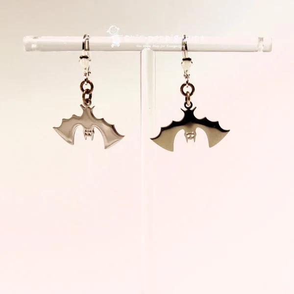 Handgefertigter Modeschmuck mit Hasenmotiv aus versilbertem Metall.