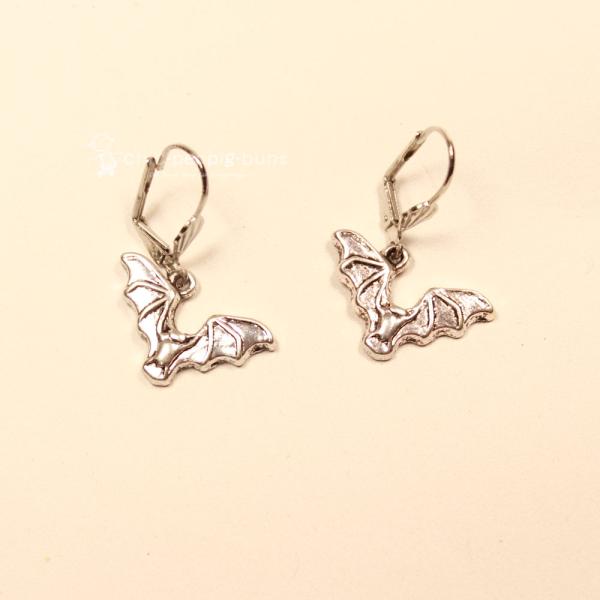 Handgefertigte Fledermaus-Ohrringe in Silber-Optik mit versilberter Klappbrisur für Halloween und Karneval.