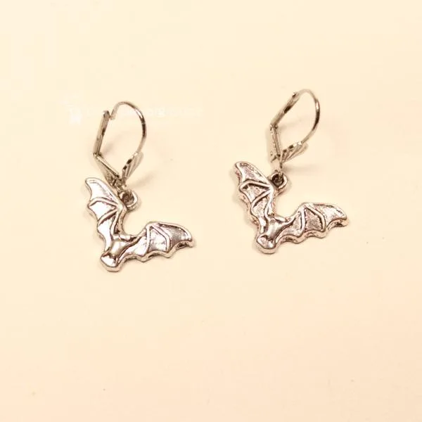 Handgefertigte Fledermaus-Ohrringe in Silber-Optik mit versilberter Klappbrisur für Halloween und Karneval.