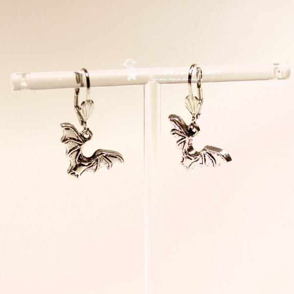 Handgefertigter Modeschmuck mit Hasenmotiv aus versilbertem Metall.