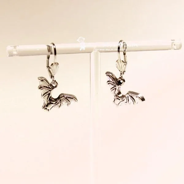 Handgefertigter Modeschmuck mit Hasenmotiv aus versilbertem Metall.