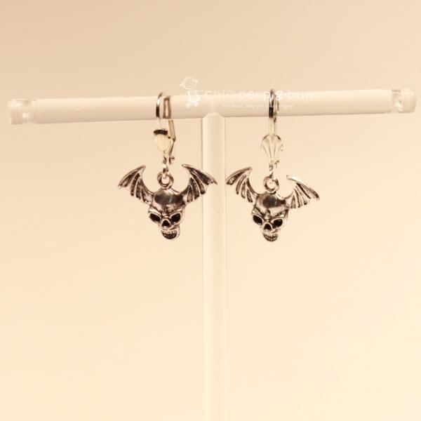 Handgefertigter Modeschmuck mit Hasenmotiv aus versilbertem Metall.