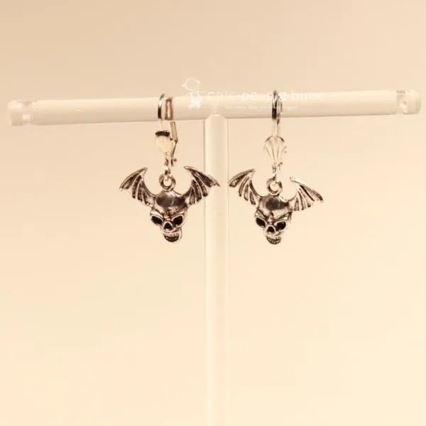 Handgefertigter Modeschmuck mit Hasenmotiv aus versilbertem Metall.