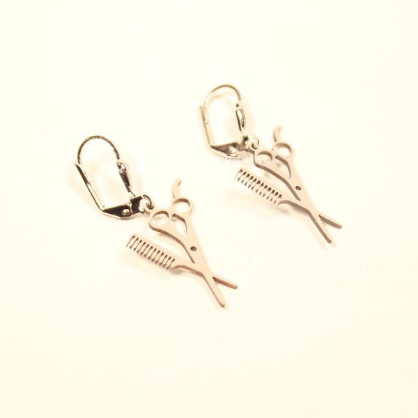 Handgefertigte Edelstahl-Ohrringe mit Kamm- und Scheren-Motiv an versilberten Klappbrisuren.