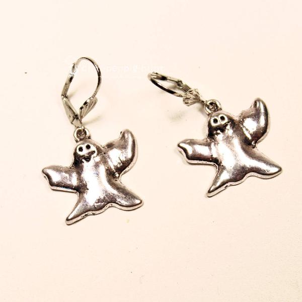 Handgefertigte silberfarbene Geister-Ohrringe mit versilberter Klappbrisur für Halloween, Fasching und Grusel-Fans.