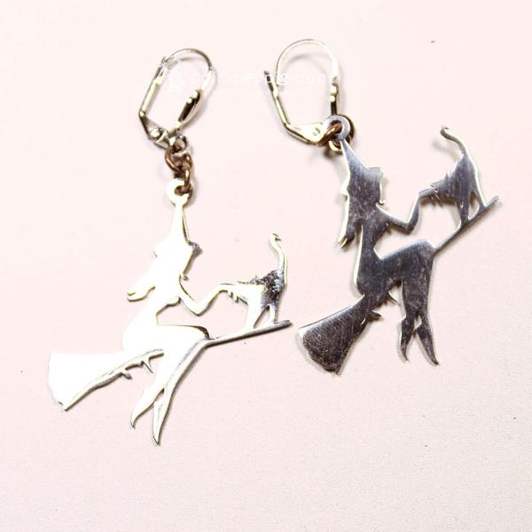 Große Edelstahl-Ohrringe mit Hexe auf Besenstiel und kleiner Katze, inkl. versilberter Klappbrisur für Halloween.