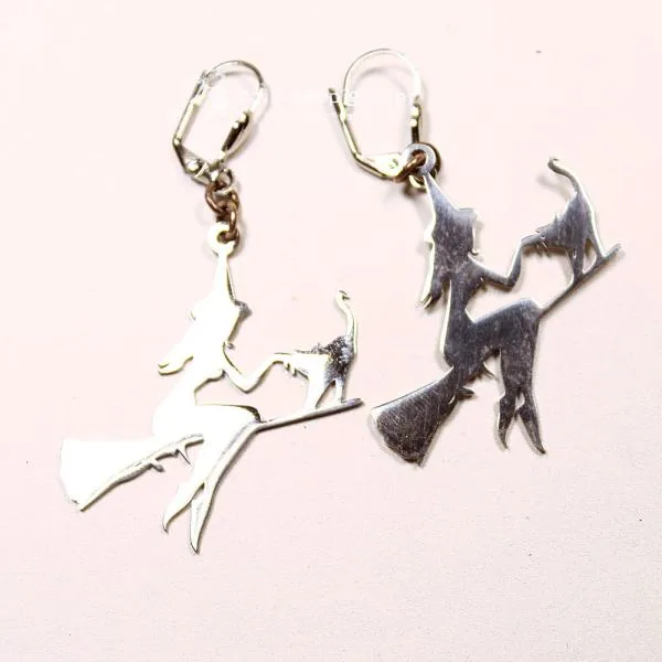 Große Edelstahl-Ohrringe mit Hexe auf Besenstiel und kleiner Katze, inkl. versilberter Klappbrisur für Halloween.