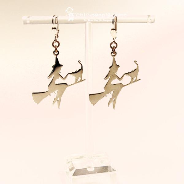 Handgefertigter Modeschmuck mit Hasenmotiv aus versilbertem Metall.