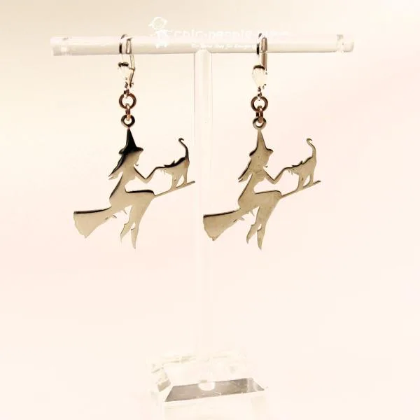 Handgefertigter Modeschmuck mit Hasenmotiv aus versilbertem Metall.