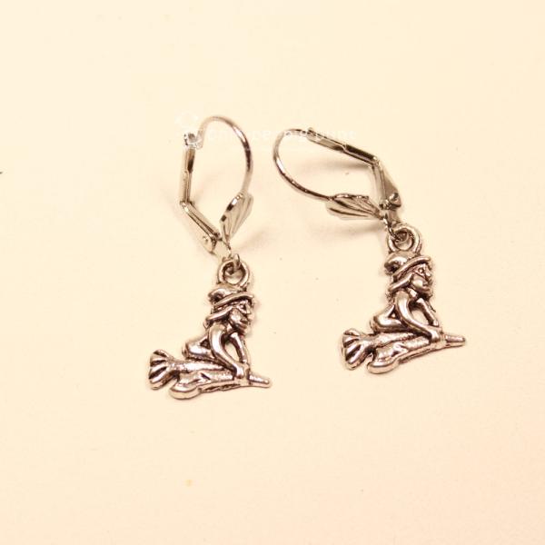 Handgefertigte silberfarbene Ohrringe mit kleiner Hexe auf Besenstiel und versilberter Klappbrisur für Halloween.