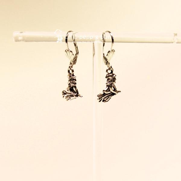 Handgefertigter Modeschmuck mit Hasenmotiv aus versilbertem Metall.