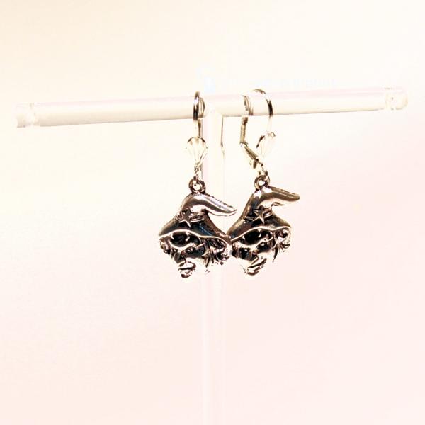 Handgefertigter Modeschmuck mit Hasenmotiv aus versilbertem Metall.