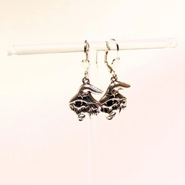 Handgefertigter Modeschmuck mit Hasenmotiv aus versilbertem Metall.