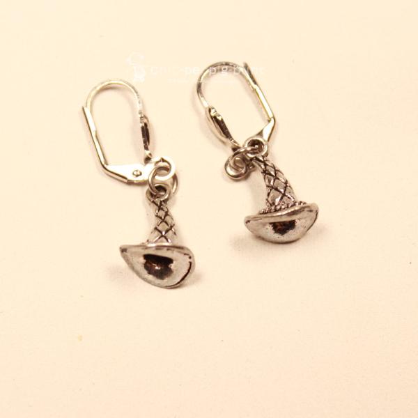 Handgefertigte silberfarbene Ohrringe in Hexenhut-Form mit versilberter Klappbrisur für Halloween und Fasching.