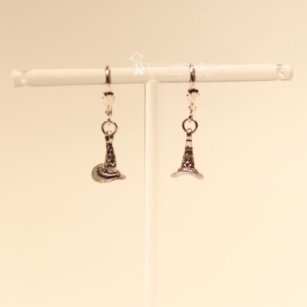 Handgefertigter Modeschmuck mit Hasenmotiv aus versilbertem Metall.