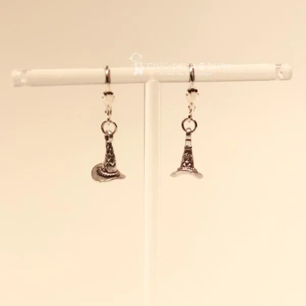 Handgefertigter Modeschmuck mit Hasenmotiv aus versilbertem Metall.